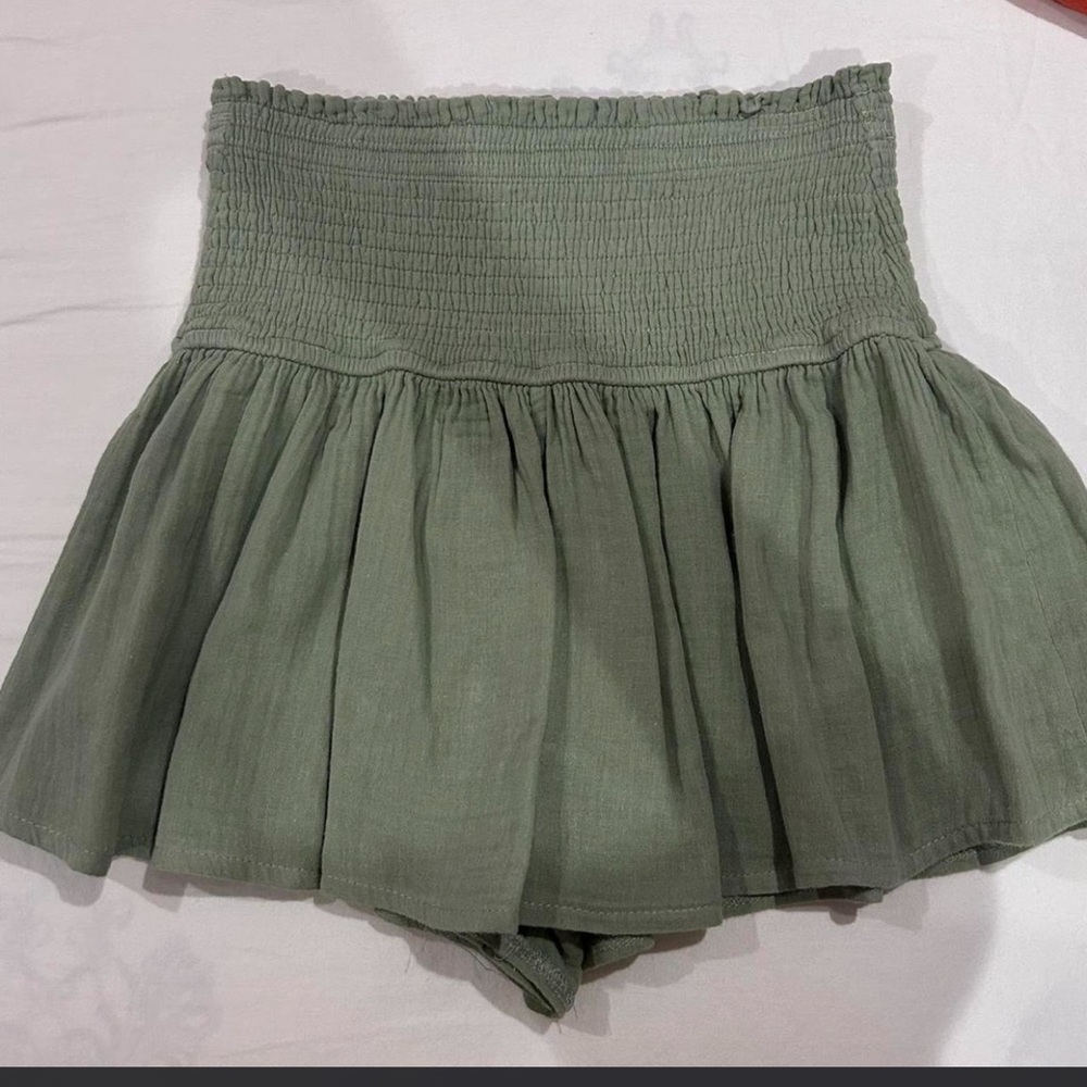 Green mini skort with elastic waistband